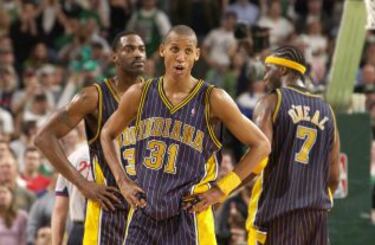 "Tiempo de Miller, tiempo de Killer", gritaba Andres Montes. Los Pacers del 2000 golpearon la puerta del trono de la NBA y su camiseta con rallas amarillas fue casi un símbolo en la liga. Ahora han perdido las rallas y conserva el amarillo y negro.