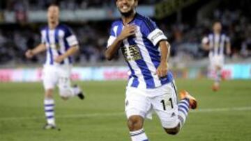 Carlos Vela festeja una notación con la Real Sociedad