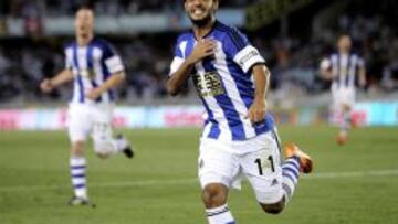 Carlos Vela festeja una notaci&oacute;n con la Real Sociedad