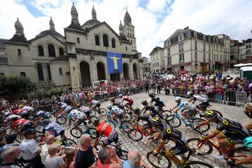 El pelotón a su paso por la catedral de Perigueux.