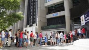 GRAN RESPUESTA. Ayer se formaron largas colas en los aledaños del estadio blanco. Nadie se quiere perder la nueva edición del Trofeo Santiago Bernabéu.