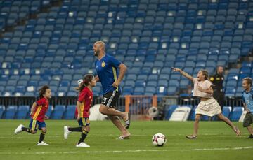 Reina con sus hijos.