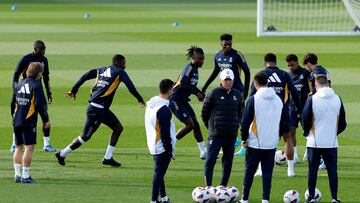 Real Madrid's Italian coach Carlo Ancelotti (C) and his players attend a training session in Madrid on October 27, 2023, on the eve of the Spanish League football match against FC Barcelona. (Photo by OSCAR DEL POZO / AFP)