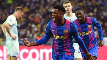 Ansu Fati celebra el gol, con Dembélé por detrás.