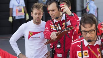 Sebastian Vettel hablando con un miembro de Ferraru durante la bandera roja que interrumpió la carrera de Bakú.