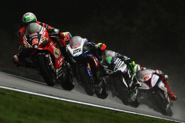 Glenn Irwin lidera un grupo durante el Campeonato Británico de Superbikes en Brands Hatch. 