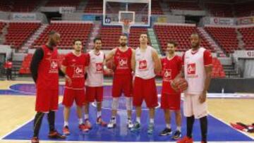 Landry, Goulding, Tomàs, Katic, Jelovac, Lisch y Robinson.