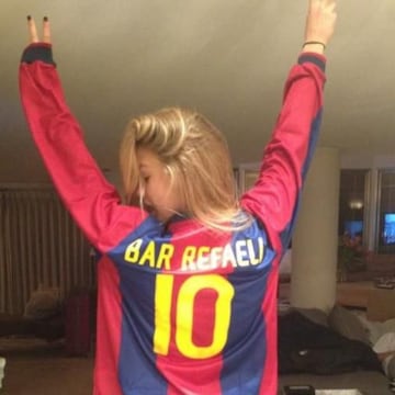 La modelo israelí Bar Refaeli también muestra su amor por el 10 del Barça.