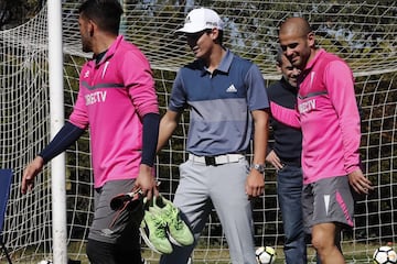 El golfista chileno Joaquin Niemann realiza visita a un entrenamiento del equipo de futbol de Universidad Catolica en el estadio San Carlos de Apoquindo de Santiago, Chile.