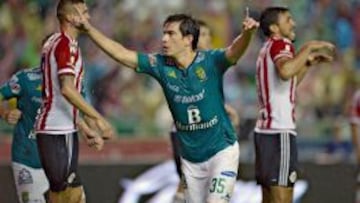 &#039;Nacho&#039; Gonz&aacute;lez celebra su tanto ante Chivas en el Torneo de Apertura 2015