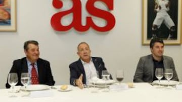 Jos&eacute; Luis L&oacute;pez Cerr&oacute;n, durante la comida en AS, junto a Pascual Momparler (derecha) y Juan Mora (izquierda).