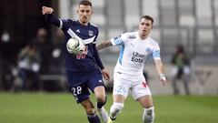 Soccer Football - Ligue 1 - Bordeaux v Olympique de Marseille - Matmut Atlantique, Bordeaux, France - January 7, 2022 Bordeaux&#039;s Remi Oudin in action with Olympique de Marseille&#039;s Pol Lirola REUTERS/Stephane Mahe