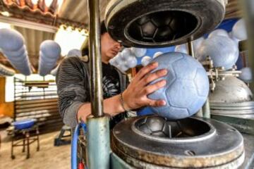 Balones colgados de los balcones, la estatua de un balón en la plaza del pueblo, un museo del balón, 20 fábricas de balones... está claro de qué vive el pequeño pueblo colombiano de Monguí.