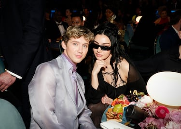 Troye Sivan y Charli XCX durante la gala de los Premios Grammys 2025 celebrados en Los Ángeles.