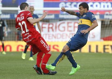 Escalofriante entrada de Carlos T¨¦vez de Boca Juniors a Ezequiel Ham de Argentinos.
