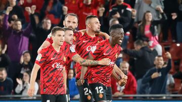 PALMA DE MALLORCA, 12/05/2023.- Los jugadores del Mallorca celebran la victoria del equipo balear a la finalización del encuentro correspondiente a la jornada 34 de primera división que han disputado hoy viernes frente al Cádiz en el estadio de Son Moix, en Palma de Mallorca. EFE/CATI CLADERA.
