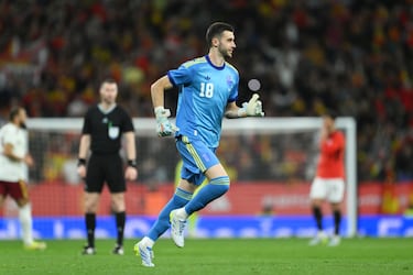 El portero del Barcelona se estrena con la selección española sustituyendo a David Raya.