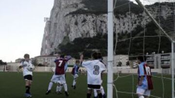 Un partido de f&uacute;tbol en el estadio Victoria, en el campo de Gibraltar.