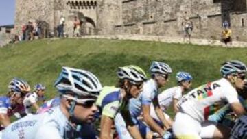<b>MONUMENTO. </b>El pelotón de la Vuelta a España ante el Castillo de los Templarios de Ponferrada (León).