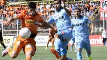 El jugador de Cobreloa Fernando Cornejo, izquierda, disputa el balon con Misael D&aacute;vila de Deportes Iquique durante el partido de de primera divisi&oacute;n jugado en el estadio Luis Becerra Constanzo Calama, Chile. 