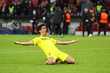 Los jugadores del Villarreal celebran el pase a semifinales de Champions al final del partido.