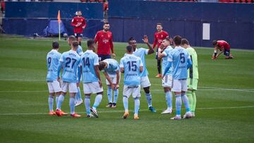 Los jugadores del Celta hacen corro para conjurarse antes del partido contra el Osasuna.