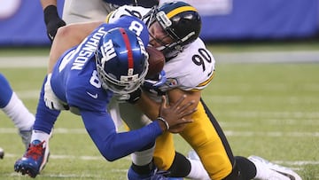 Josh Johnson fue cazado dos veces v&iacute;a sack por T.J. Watt.