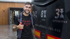 Unai N&uacute;&ntilde;ez en el autob&uacute;s del Athletic.