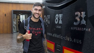 Unai N&uacute;&ntilde;ez en el autob&uacute;s del Athletic.