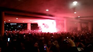 Locura total de los aficionados del Ajax antes del partido