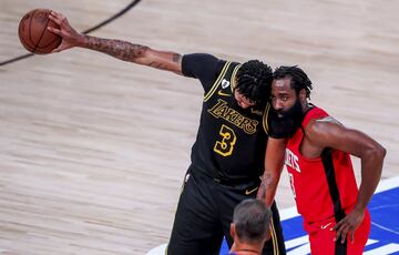 Los Lakers empataron su serie ante Houston Rockets (1-1) tras ganar 117-109 en la burbuja de Orlando. Anthony Davis (34 puntos y 10 rebotes) fue una pesadilla para la franquicia texana. En la imagen, el ala-pívot de los Lakers mantiene el balón alejado de James Harden en los segundos finales del partido.