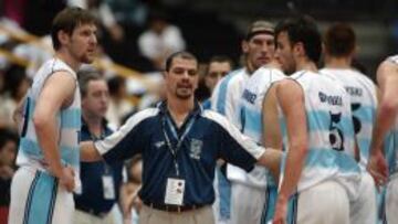 Sergio Hernández (centro) junto a Nocioni y Ginóbili en el Mundial de 2006.