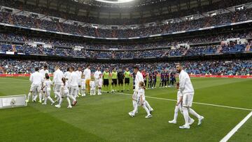 Los jugadores de Real Madrid y Levante saltan al césped del Santiago Bernabéu en el partido de la 4ª jornada de LaLiga Santander 2019-2020.