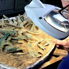 Unos aficionados a la caza de tesoros topan con un descubrimiento extraordinario a solo 50 centímetros de profundidad