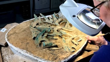 Unos aficionados a la caza de tesoros topan con un descubrimiento extraordinario a solo 50 centímetros de profundidad