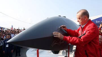 Turkish President Tayyip Erdogan signs Bayraktar Kizilelma, an unmanned combat aircraft, at the Teknofest Black Sea, an aviation, space and technology festival, at Carsamba Airport in Samsun, Turkey September 3, 2022. Murat Cetinmuhurdar/Presidential Press Office/Handout via REUTERS ATTENTION EDITORS - THIS PICTURE WAS PROVIDED BY A THIRD PARTY. NO RESALES. NO ARCHIVES.