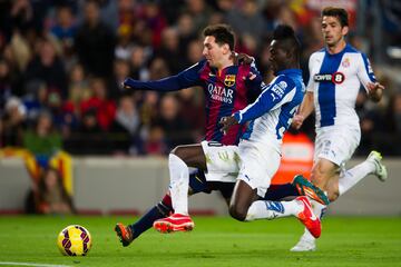 Bailly intenta segar a Messi durante su etapa como perico.