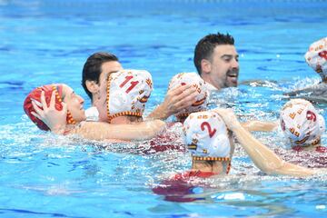 El equipo español celebra la medalla de oro. 