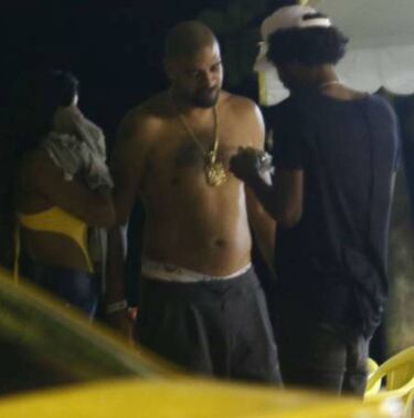 Adriano vuelve a la noche, pillado descalzo y sin camiseta