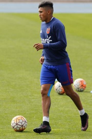Hinchas de Universidad de Chile realizan banderazo en el Estadio Nacional, previo al Superclásico del domingo 02 de Octubre del 2016.
