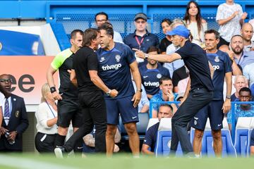 Antonio Conte entrenador del Tottenham Hotspur y Thomas Tuchel del Chelsea se enfrentan después de que Pierre-Emile Hojbjerg de Tottenham Hotspur anota un gol para hacer el 1-1 durante el partido de la Premier League