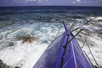 La embarcación que participa en la Volvo Ocean Race encalló en un arrecife en las Islas Mauricio.