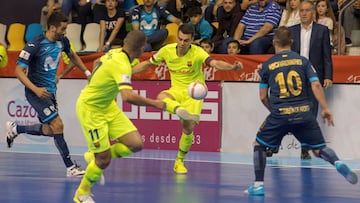 Sergio Lozano controla el bal&oacute;n ante Ricardinho durante un partido de Copa del Rey entre el Movistar Inter y el F.C. Barcelona.