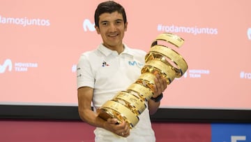 Richard Carapaz posa con el trofeo de campe&oacute;n del Giro de Italia 2019 en la Sede de Telef&oacute;nica.