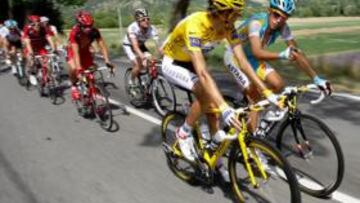 <b>MARCAJE. </b>Andy Schleck intentó formar un abanico con los potentes Cancellara y Voigt para sacar tiempo a Contador: no pudo, el madrileño le marcó en todo momento.