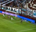 El desafortunado autogol de Eugenio Mena contra Lanús