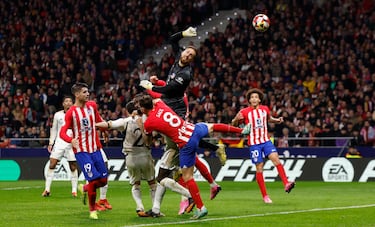 1-1. Falta en la frontal de área que lanza Luka Modric, Jan Oblak falla en la salida y despeja el balón dentro de su propia portería.