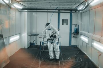 El nuevo monoplaza de Carlos Sainz de cara al siguiente Mundial de Fórmula 1 está cogiendo forma. Se presentará el próximo 13 de febrero pero la escudería nos ha debajo ver parte del proceso de fabricación.