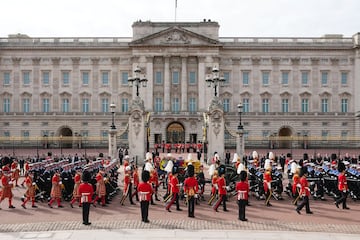 El cortejo fúnebre a su paso por el Palacio de Buckingham.