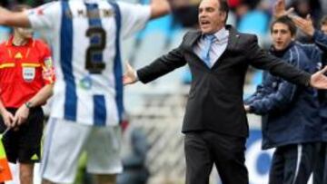 <b>TENSIÓN. </b>El técnico realista Martín Lasarte y sus jugadores protestan una jugada.